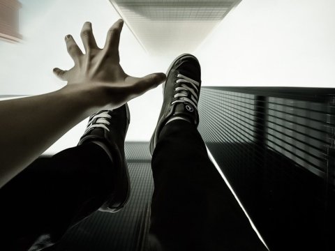 Xırdalanda şagird özünü 11-ci mərtəbədən ATDI