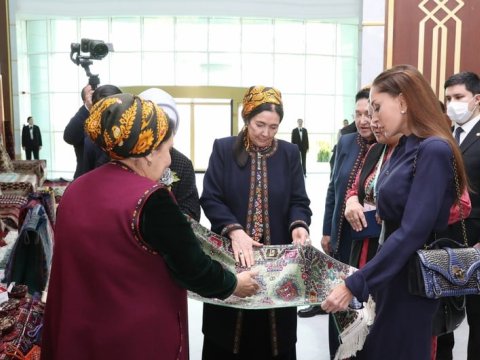 Mehriban Əliyeva Türkmənbaşıda sərgilərlə tanış oldu - FOTOLAR 
