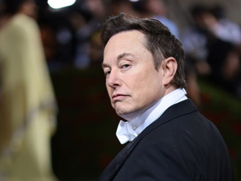 İlon Mask “Tesla”dakı səhmlərinin bir hissəsini satdı