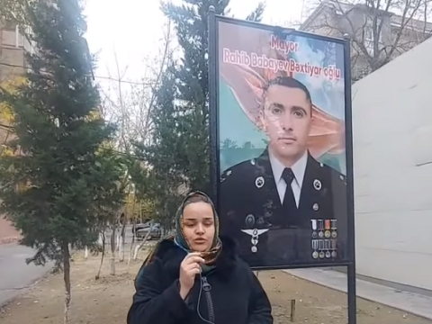 Narkomanlar şəhidin adına olan lövhəni oğurladılar