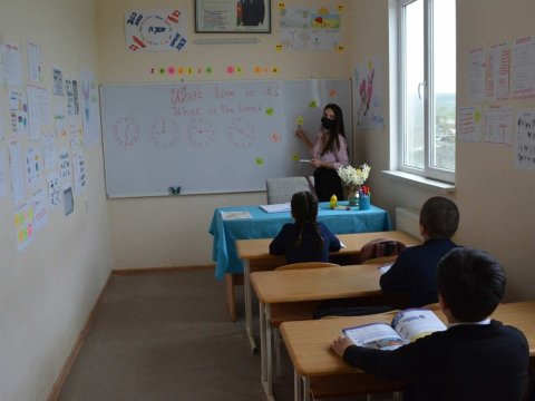 Kəndlərdə bir müəllim bir neçə fəndən dərs deyir