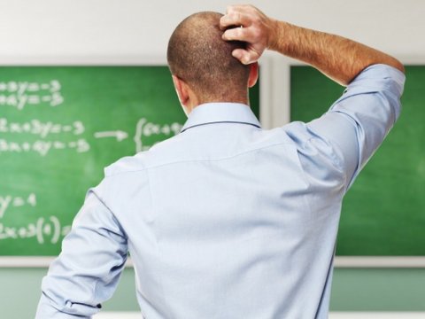 İmtahandan kəsilən müəllim işləyəcək, amma dərs deməyəcək