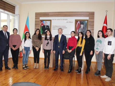 Baş Konsul GDU-ya kitablar hədiyyə etdi