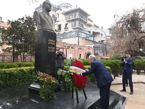 Baş nazir Heydər Əliyevin Tbilisidəki abidəsini ziyarət edib