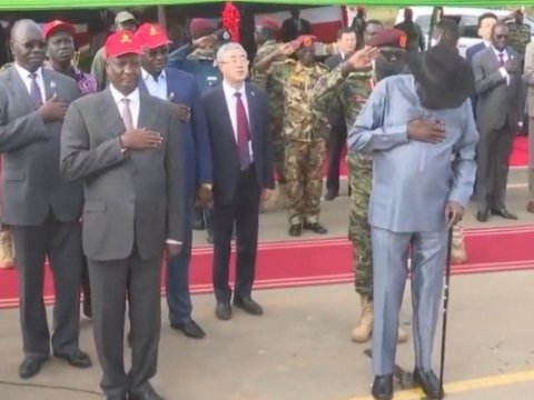 71 yaşlı prezident yol açılışında biabır oldu - VİDEO