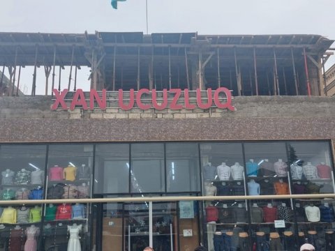 Binədə qanunsuz tikili söküldü