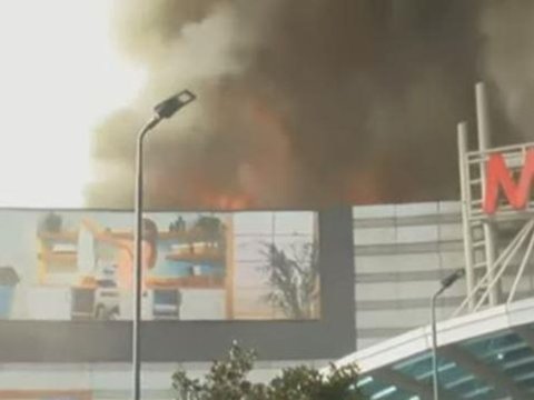 İstanbulda ticarət mərkəzi YANDI - VİDEO