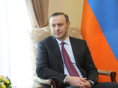 İsveçli nazir Qriqoryanla görüşdə kömək təklif etdi