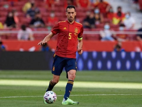 Məşhur futbolçu millidən ayrıldı