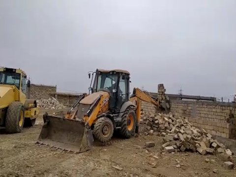 Abşeronda qanunsuz tikintilər söküldü - VİDEO