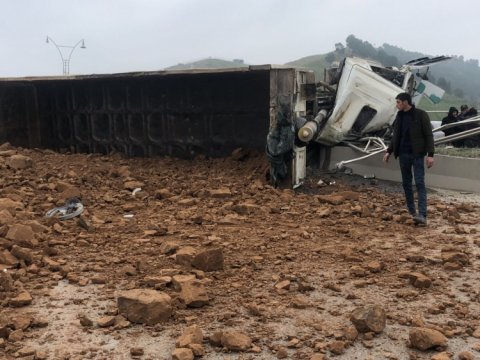 Bakı-Quba yolunda yük maşını aşıb - Xəsarət alanlar var
