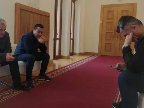 Deputat aclıq aksiyasını dayandırdı 