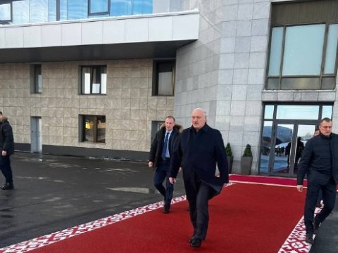 Putin Minskə çatdı - Lukaşenko onu qarşılamağa gəldi