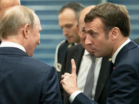 Putin Makronla işgüzar əlaqələr qurur 