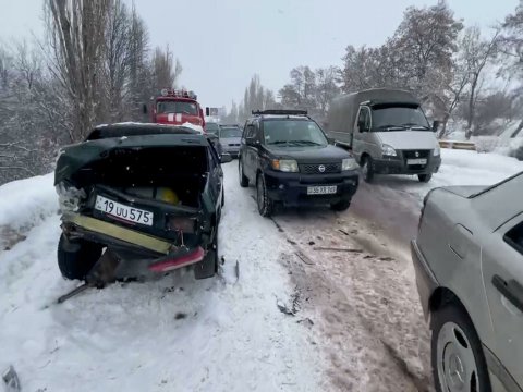 İrəvanda 27 avtomobil toqquşdu - Yollar bağlandı