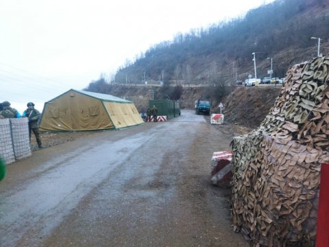 Sülhməramlılar geri çəkilir, amma aksiyaçılar irəli getmir - FOTOLAR