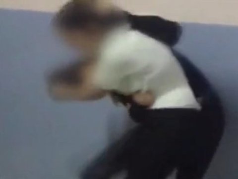 9-cu sinif şagirdi müəllimin burnunu sındırdı