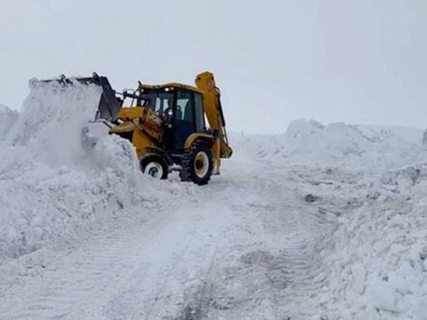 Kəlbəcərin yolları qardan təmizlənir - VİDEO