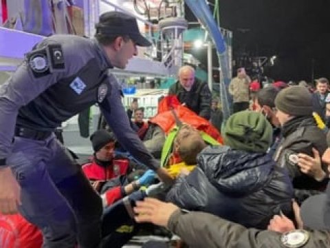 Türkiyədə gəmi yandı - Ölən və yaralılar var 