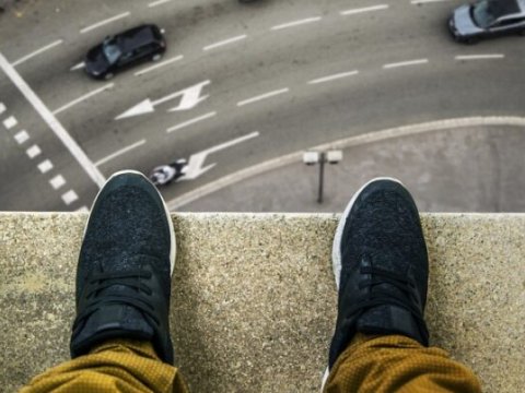 20 yaşlı tələbə sevdiyi qıza görə intihar edib?