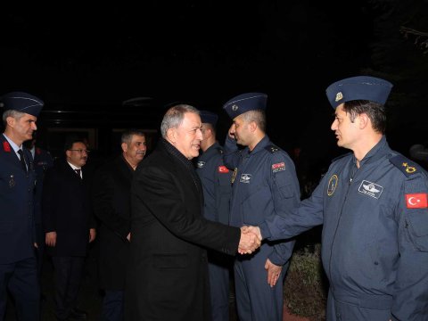 Zakir Həsənov Ukraynadan qayıdan pilotlarla görüşdü