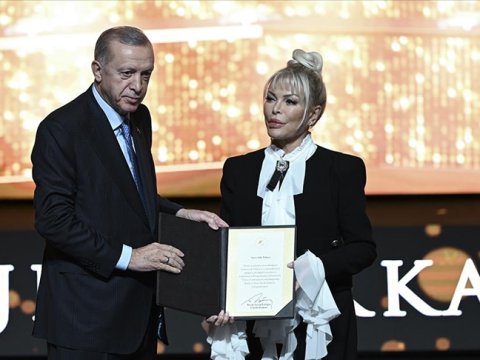 Ərdoğan Ajda Pekkanı təltif etdi