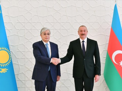 “Sizi görkəmli siyasi xadim kimi tanıyırlar” - Tokayevdən təbrik
