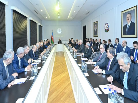 Emin Əmrullayev direktorları nazirliyə topladı
