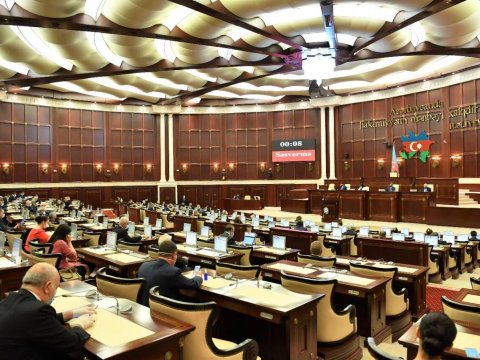 Milli Məclisin iclası başladı