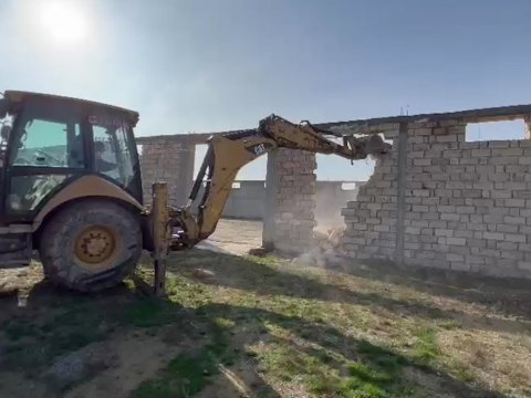Bakıda qanunsuz tikintilər söküldü - VİDEO