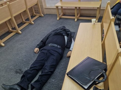 Təqsirləndirilən şəxs məhkəmə zalında öldü - FOTO