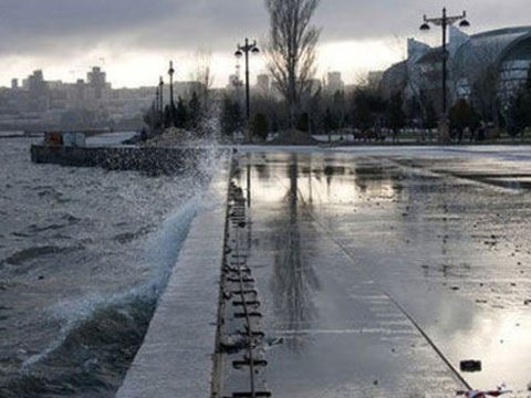 Bulvarda 59 yaşlı qadın dənizə düşüb - VİDEO