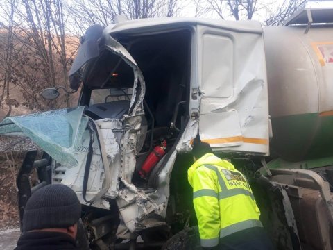 Kəlbəcərdə 2 yük maşını toqquşdu - FOTO