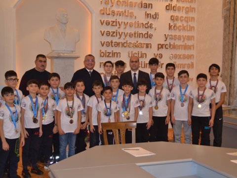 Dövlət Komitəsində məcburi köçkün yeniyetmələrlə görüş keçirilib