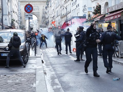 Parisdə PKK tərəfdarları polisə HÜCUM ETDİ