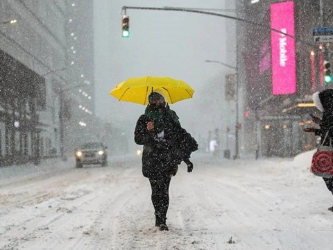 Qar 1 milyondan çox insanı işıqsız qoydu