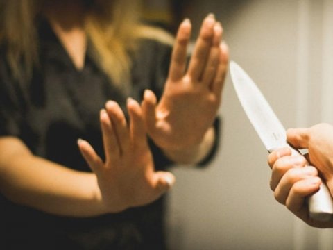 Gəncədə keçmiş ər arvadını bıçaqladı