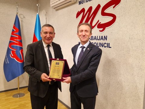 Mətbuat Şurası Elçin Əhmədovu təltif edib