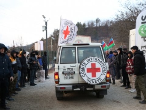 “Qırmızı Xaç”ın daha 3 avtomobili Laçın yolundan keçdi