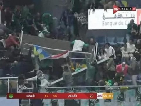 Basketbol oyunu zamanı tribuna çökdü - Xeyli sayda yaralı var
