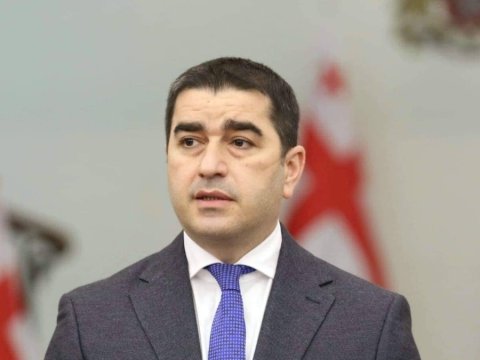 Spikerlə keçmiş baş nazir arasında “kukla davası”