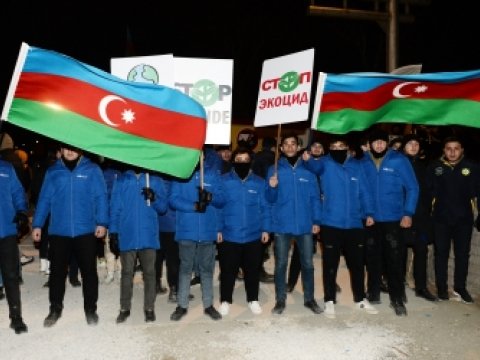 Laçın yolunda aksiya davam edir, şüarlar səsləndirilir 