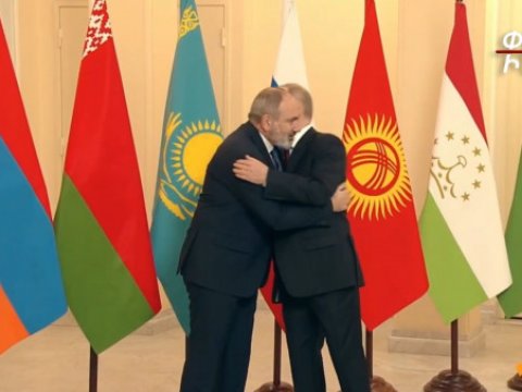 Putin Paşinyanı belə qucaqladı - VİDEO
