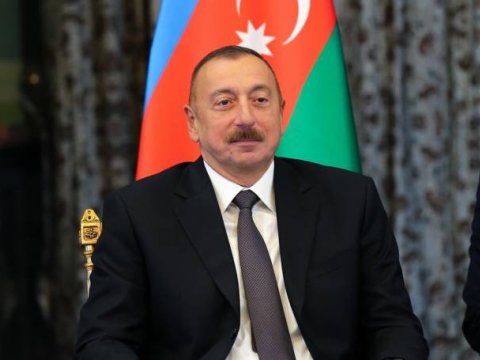 İlham Əliyevə Rusiyada qızıl üzük hədiyyə edilib