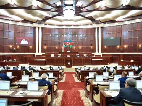 Təhsil problemləri parlamentdə qaldırıldı: “Elə bilirlər ki, müəllim quldur”