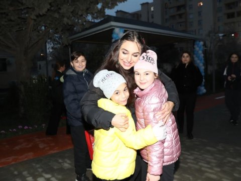 Leyla Əliyeva Bakıda növbəti həyətin açılışında - FOTOLAR 