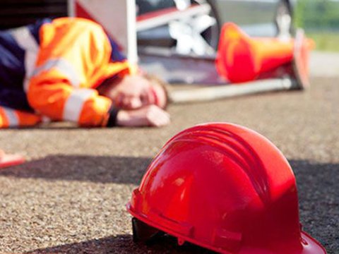 Təmir etdiyi maşının altında qalıb öldü