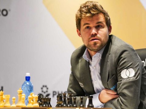 Karlsen yenidən dünya çempionu oldu 