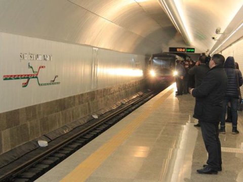 Metroda yenə problem YARANDI