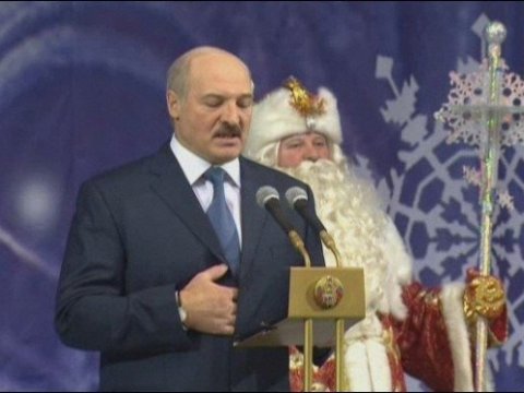 Lukaşenko Şaxta baba və Qar qıza içki hədiyyə etdi - VİDEO